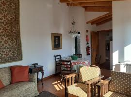 Charming apt in historic building in Serra da Estrela national park, hotel em Vinhó