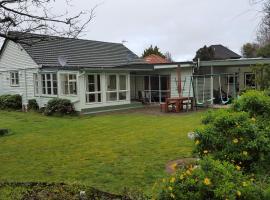 Hidden Gem and Entire Bungalow in Central hutt, מלון בלוור האט