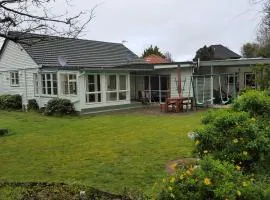 Hidden Gem and Entire Bungalow in Central hutt、ローワー・ハットのバンガロー