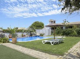 Finca Abril 1 Piscina Compartida, hotel in Roche