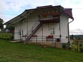 Casa Bucovina Dorna Candrenilor, hotel amb aparcament a Ascuţitele