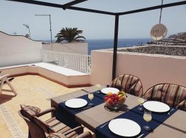 Sunset terrace with ocean views, hotel in Los Caideros