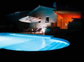 Casa Ro-Ma, seaside villa with a heated pool, cabaña o casa de campo en Banjole