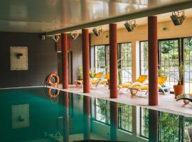 Hotel Chata Za Wsią, hotel with hot tubs in Mysłakowice