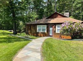 Peaceful Getaway Cottage on grounds of historic mid-century gem, hotell nära Tower Hill Botanic Garden, Northborough