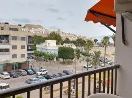 apartamento con aire acondicionado de tres dormitorios en el centro y junto a la playa