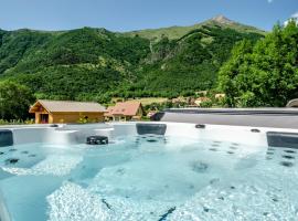 Les Petits Ecrins - Chalets avec spas privatifs, hotel barato en Aspres-lès-Corps