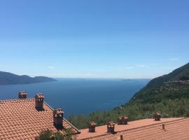 Ferienwohnung Oleandro mit Panorama in Tignale am Gardasee, apartment sa Tignale