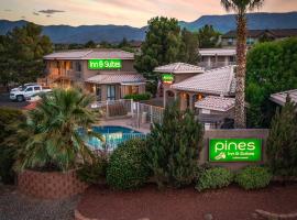 Pines Inn & Suites, hótel í Cottonwood
