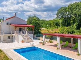 Holiday House Ivan with heated pool, viešbutis mieste Neorić