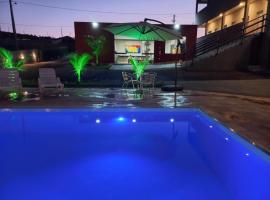 Pousada Morada dos Pássaros โรงแรมที่มีสระว่ายน้ำในกาปีตอลิโอ