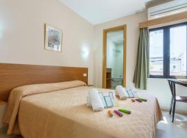 Hostal Costabella powered by Faro Homes, hotel em Fuengirola