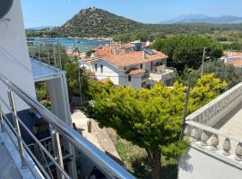 Nino’s Seaview House with Balcony & Garden, Ferienunterkunft in Ildir