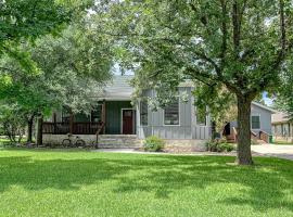 Riverside Sanctuary, holiday home in Boerne
