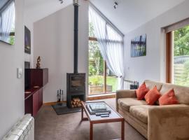 Contemporary One Bedroom Apartment Close To All Amenities In Conservation Area, hotel with parking in Tain