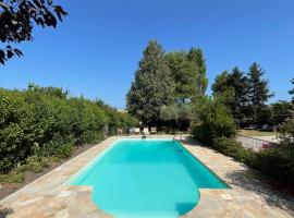 Villa Serena, con piscina, giardino, vicino al mare, hotel amb jacuzzi a La Torraccia