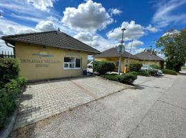 Holiday Village Senec, hotel en Senec