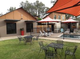 Adelphi Apartment 2- Poolside or Apartment 2A- King Studio, hotell med pool i Echuca