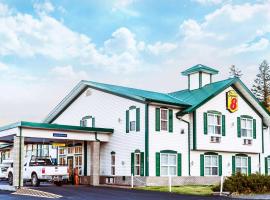 Super 8 by Wyndham 100 Mile House – hotel w mieście One Hundred Mile House