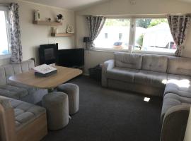 Stunning deluxe 3 bedroomed caravan with CH, DG and decking., resort i Blackpool