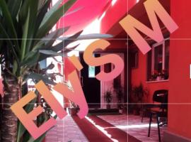Ely's Mansion-24h Check-in, hotel din București