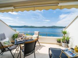 Apartments Ratac Lobrović with private beach and beautiful sunset, διαμέρισμα σε Slano