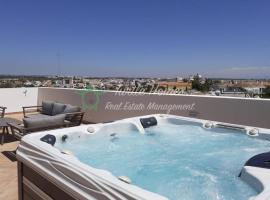 Luxury penthouse with private roof terrace، فندق رفاهية في تافيرا