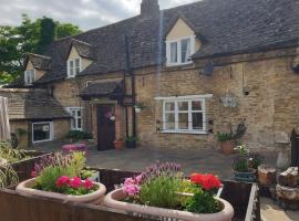 The horse and panniers guest house.，North Luffenham的B&B