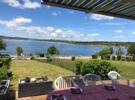 Maison bord de Lac de Pareloup, holiday home in Salles-Curan