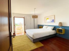 Yellow House Aveiro Smart TV and garage