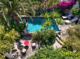 Hiraeth Santorini, hotel with pools in Megalokhori