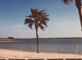 Studio bord de mer, hotell med basseng i Saint-Laurent-du-Var