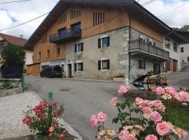 Villard au cœur de la vallée verte entre lac et montagne, cheap hotel in Villard-sur-Boëge