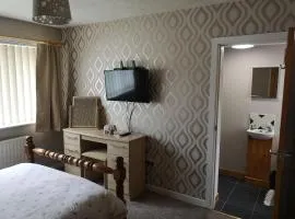 En-suite Bedroom in a quiet bungalow