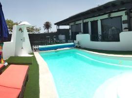 Aptos con piscina clima El Flamboyán 1, cheap hotel in Teseguite