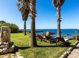 Villa Proto Helidoni - A cozy beachfront Villa: Petres şehrinde bir villa