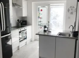 Stanley Holiday Home-Free Parking & Self check-in