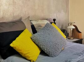Nice appartement à Marrakech, hotel di Marrakech