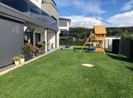 Moderne Ferienwohnung mit Terrasse und Garten