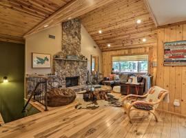 Cozy Lake Arrowhead Cabin Less Than 2 Mi to Blue Jay Bay!: Lake Arrowhead şehrinde bir villa
