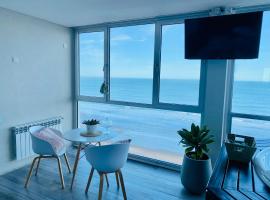 Loft 7 piso frente al mar para 2 personas, hotel in Monte Hermoso