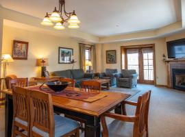 Two Bedroom Condo with Balcony over Mountaineer Square - Just Steps from the Slopes! condo, hotel s bazénem v destinaci Crested Butte