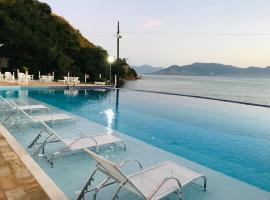 Apartamento pé na areia frente para o Mar e piscina na Prainha, hotel i Caraguatatuba