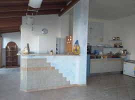 Room in BB - Spacious double room a stones throw from the sea, hostal o pensión en Pineto