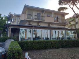 Spacious double room a stone throw from the sea, Hotel in Pineto