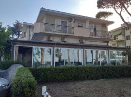 Room in BB - Spacious quadruple room a stones throw from the sea, hotell i Pineto
