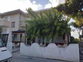 Room in BB - Quadruple room in Pineto - Enjoy a relaxing holiday, hotel din Pineto