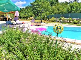 VILLA SALVIA - Holiday house with pool -, Hotel in Jurdani