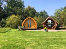 River View Log Cabin Pod - 5 star Glamping Experience, hotel v mestu Muff
