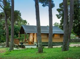 Glamping tent Bor, hotell i Barban